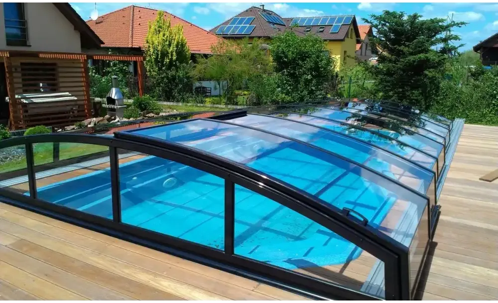 Pooltak Infinity med starka profiler och modern glasdesign